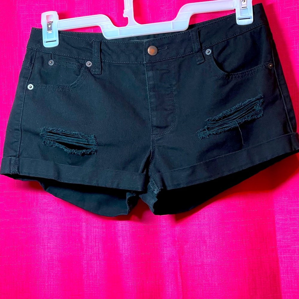 FOREVER 21 BLACK ROLLUP DISTRESSED SHORTS SIZE 27